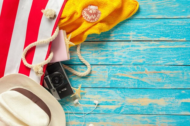 Strandaccessoires auf dem blauen Holzbrett