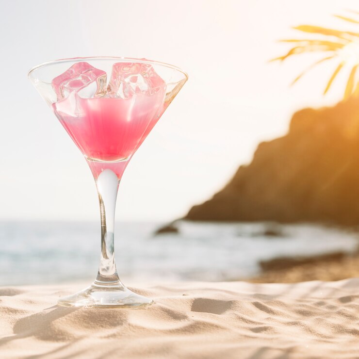 Kostenlose Foto strandhintergrund mit rosa cocktail