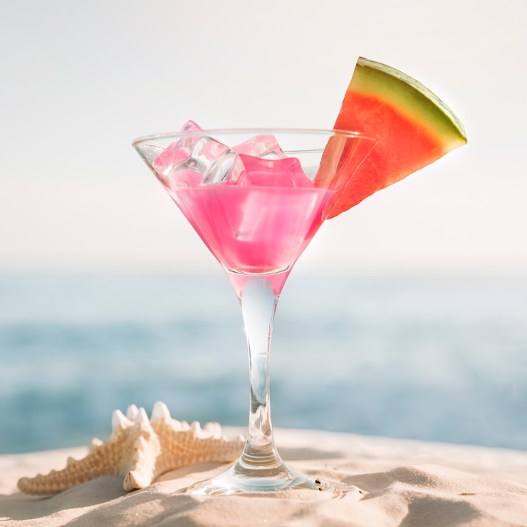Kostenlose Foto strandhintergrund mit wassermelone und cocktail