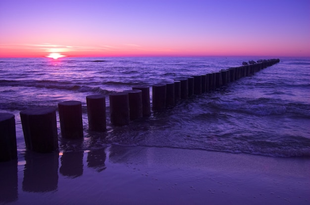 Kostenloses Foto strandlandschaft bei sonnenuntergang