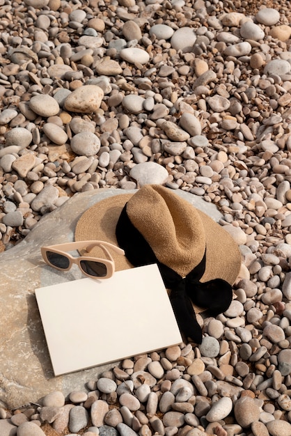 Strandtasche von oben mit wichtigen Utensilien