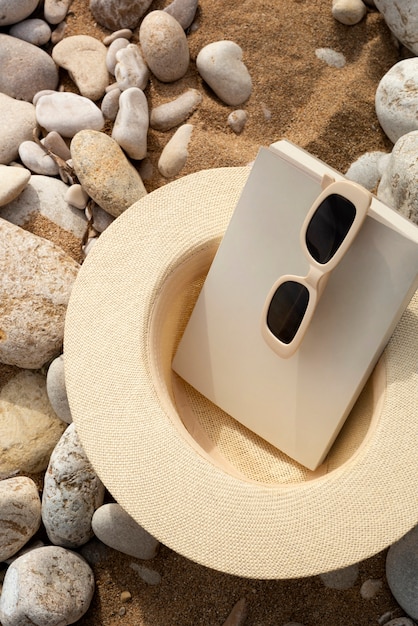 Strandtasche von oben mit wichtigen Utensilien