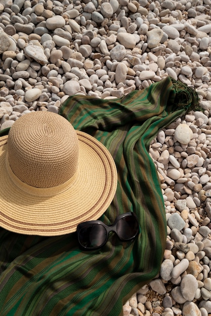 Strandtasche von oben mit wichtigen Utensilien