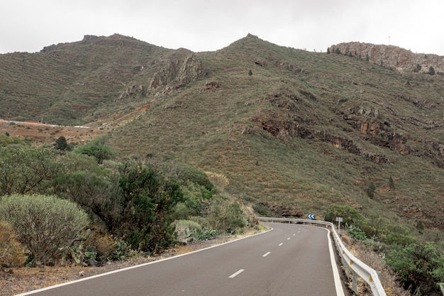 Kostenloses Foto straße die berge hinauf