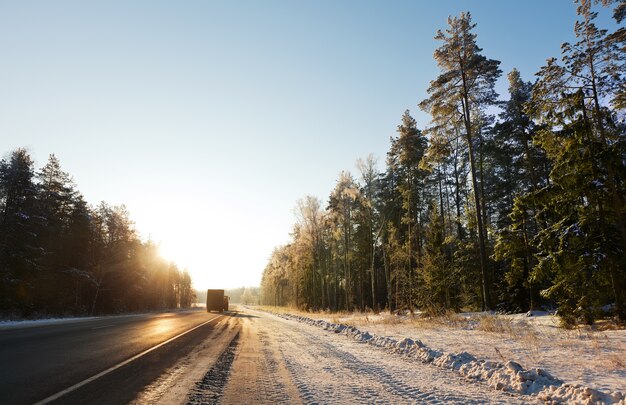 Straße durch den Winterwald