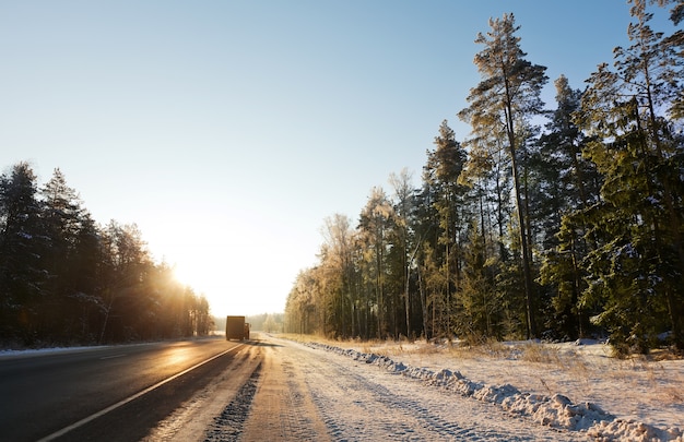 Straße durch den Winterwald