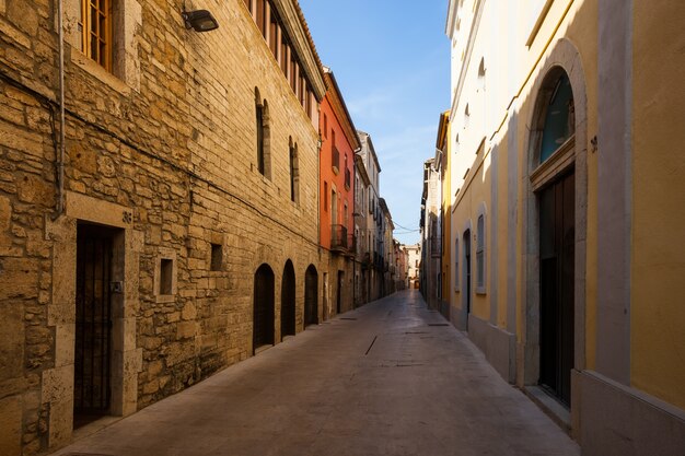 Straße in der gewöhnlichen katalanischen Stadt. Banyoles