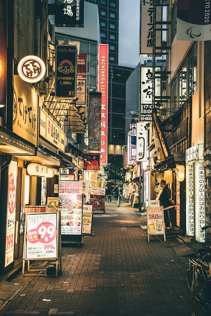 Kostenloses Foto straße in der nacht in der stadt mit lichtern und schildern