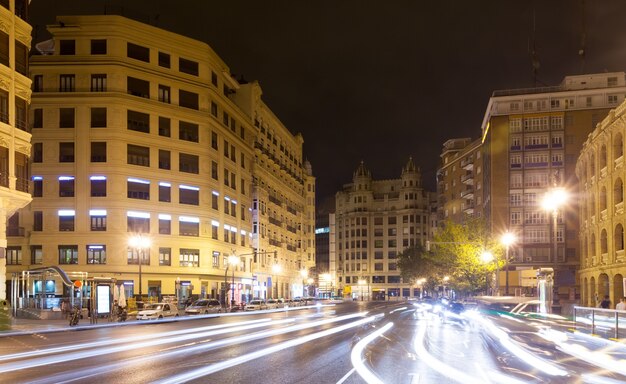 Straße in der Nacht. Valencia, Spanien