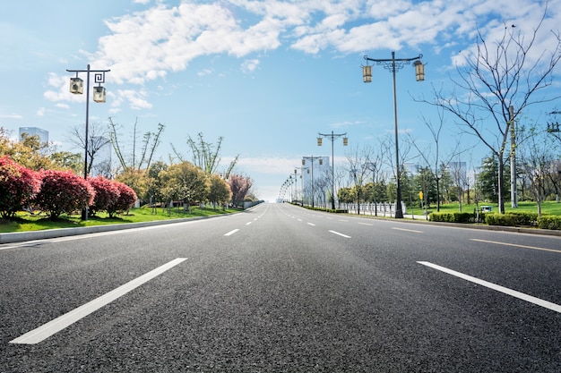 Straße mit einer schönen Landschaft