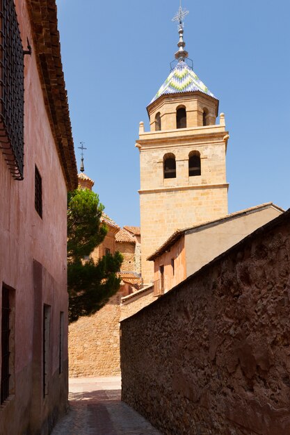 Straße mit Kirche in Albarracin. Aragon