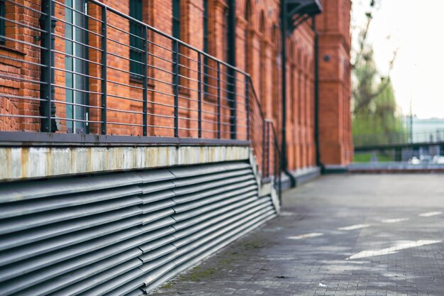 Straße mit Treppen und Geländer