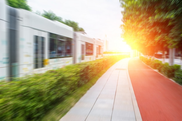 Straße neben der Straßenbahn Weg