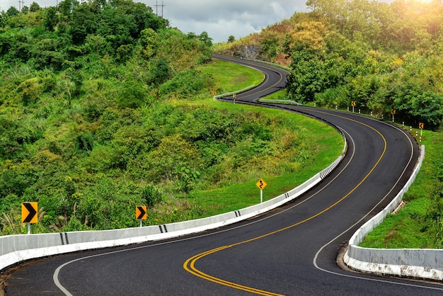 Straße Nr. 3 über den Bergen mit grünem Dschungel in der Provinz Nan, Thailand