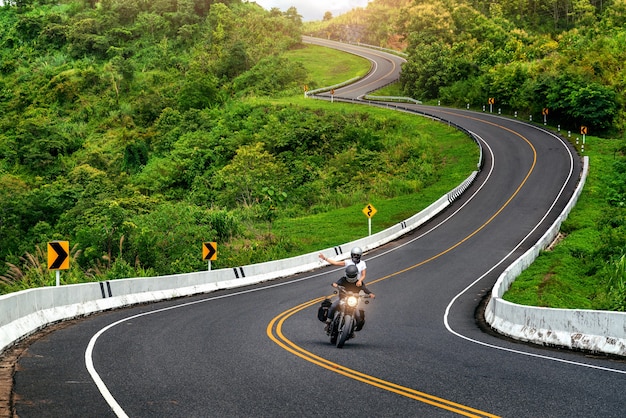 Straße Nr. 3 über den Bergen mit grünem Dschungel in der Provinz Nan, Thailand