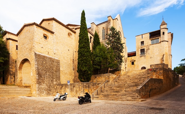 Kostenloses Foto straßenansicht von mittelalterlichem girona