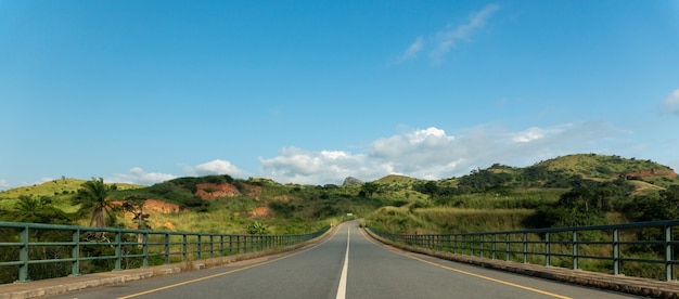 Straßenbrücke, umgeben von Hügeln und viel Grün über den Keve River in Angola