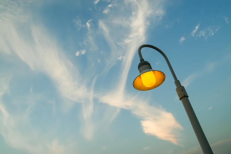 Straßenlaterne mit bewölktem Himmel