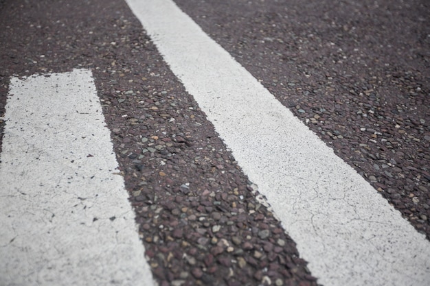 Straßenmarkierung auf Straßenoberfläche