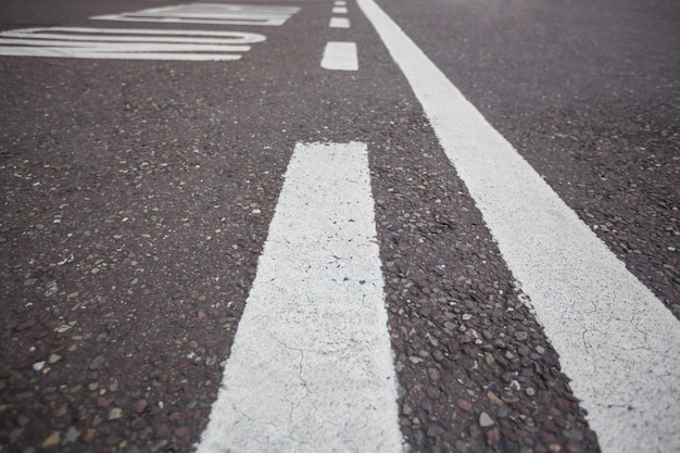 Kostenloses Foto straßenmarkierung auf straßenoberfläche