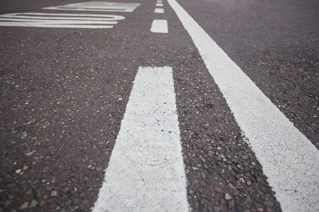 Straßenmarkierung auf Straßenoberfläche