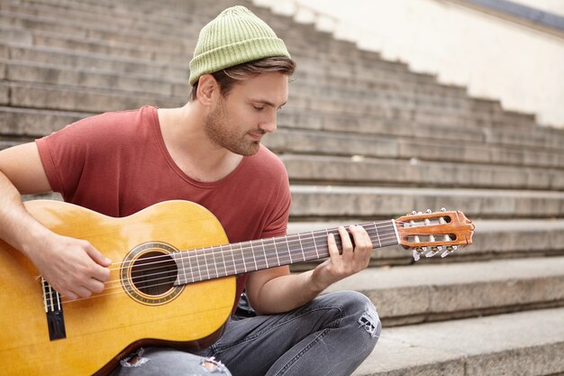 Straßenmusiker spielt Gitarre