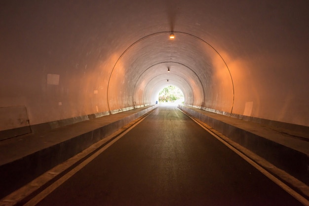 Kostenloses Foto straßentunnel, nacht beleuchtet