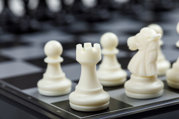 Strategie- und Schachkonzept auf Schachbrett-Seitenansicht. horizontales Bild