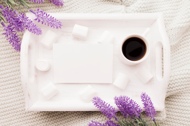 Strauß Lavendel und Tasse Kaffee im Bett