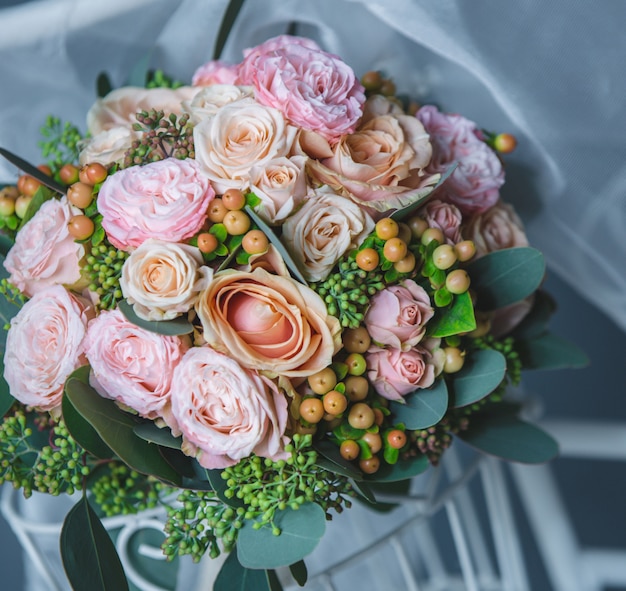 Strauß rosa Rosen und Blüten