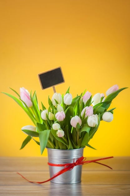 Kostenloses Foto strauß tulpen im rustikalen topf