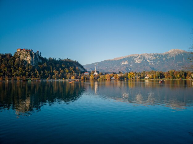 Straza-Hügel über dem Bleder See in Slowenien unter blauem Himmel