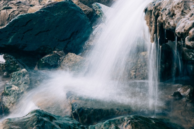 Stream Fließen durch Felsen