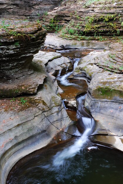 Stream über Felsen