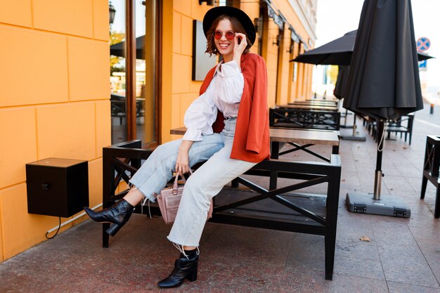 Street Fashion Look. Erstaunliches stilvolles reisendes Mädchen im trendigen Herbstoutfit, das im Freien aufwirft