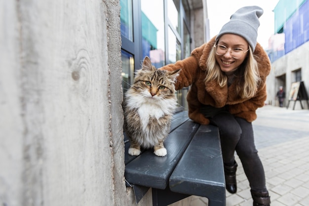 Streichelkatze der Smiley-Frau