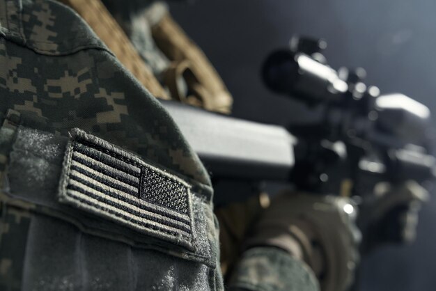 Streifen der amerikanischen Flagge auf der Kleidung des Soldaten