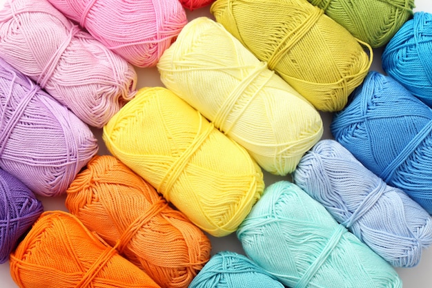 Stricken, Nahaufnahme. Bunte Fäden auf dem Tisch