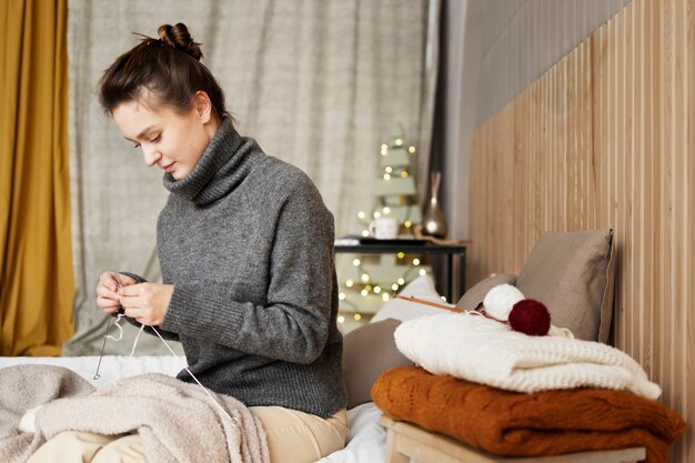 Strickende Frau des mittleren Schusses