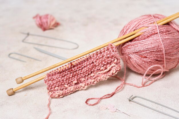 Stricknadeln und Wolle