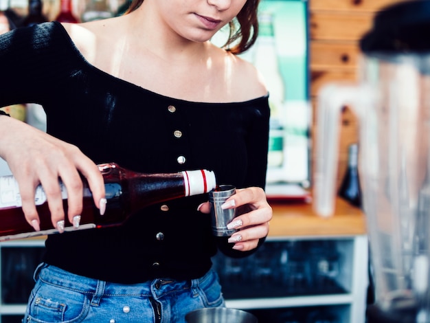 Kostenloses Foto strömender alkohol der frau in messender schale