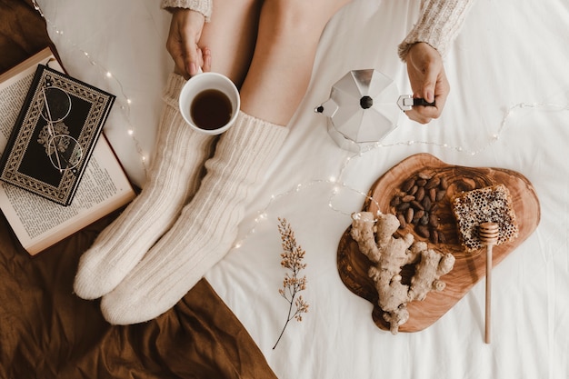 Strömender Kaffee der Getreidedame nahe Büchern und Snäcken