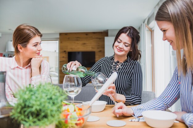 Strömender Wein der schönen Frau im Glas