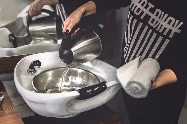 Strömendes Wasser der Frau im Friseursalon