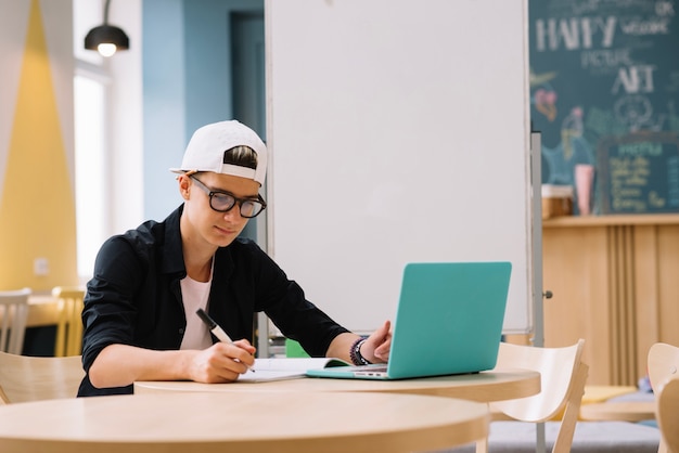 Student arbeitet mit Laptop