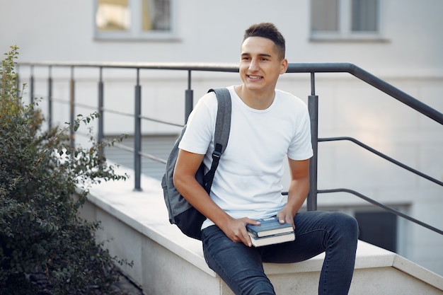 Student auf einem universitätscampus mit büchern