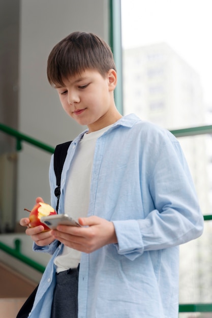 Student beim Mittagessen in der Nähe der Kantine