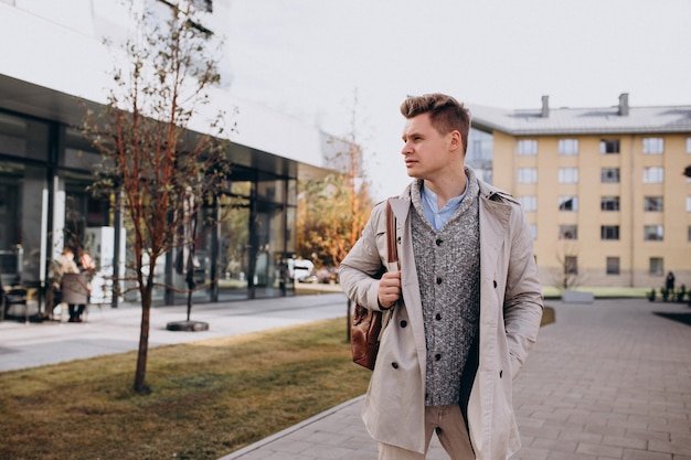 Student des jungen Mannes, der die Universität bereitsteht