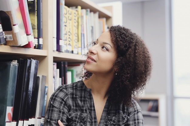 Student in der Bibliothek