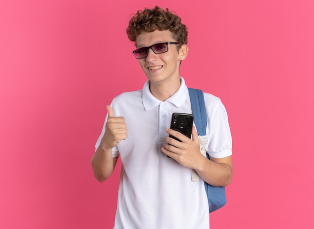 Student in Freizeitkleidung mit Brille und Rucksack mit Smartphone